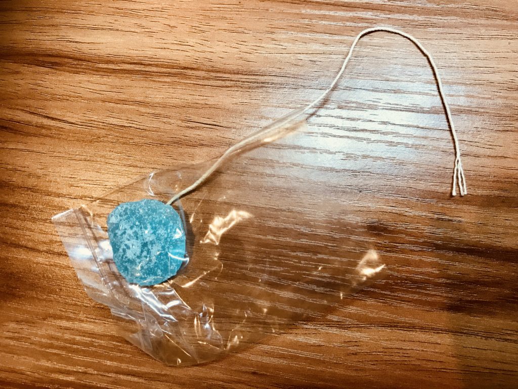 テーブルの上に置かれた青い糸引き飴