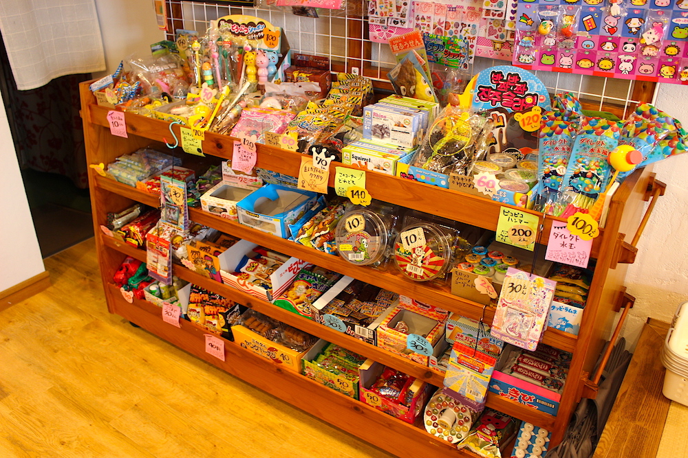 種類豊富なカラフルなお菓子が置かれた店内の一角