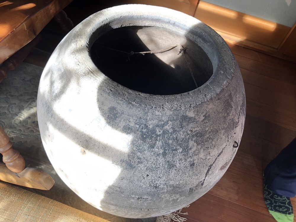 灰色の壺