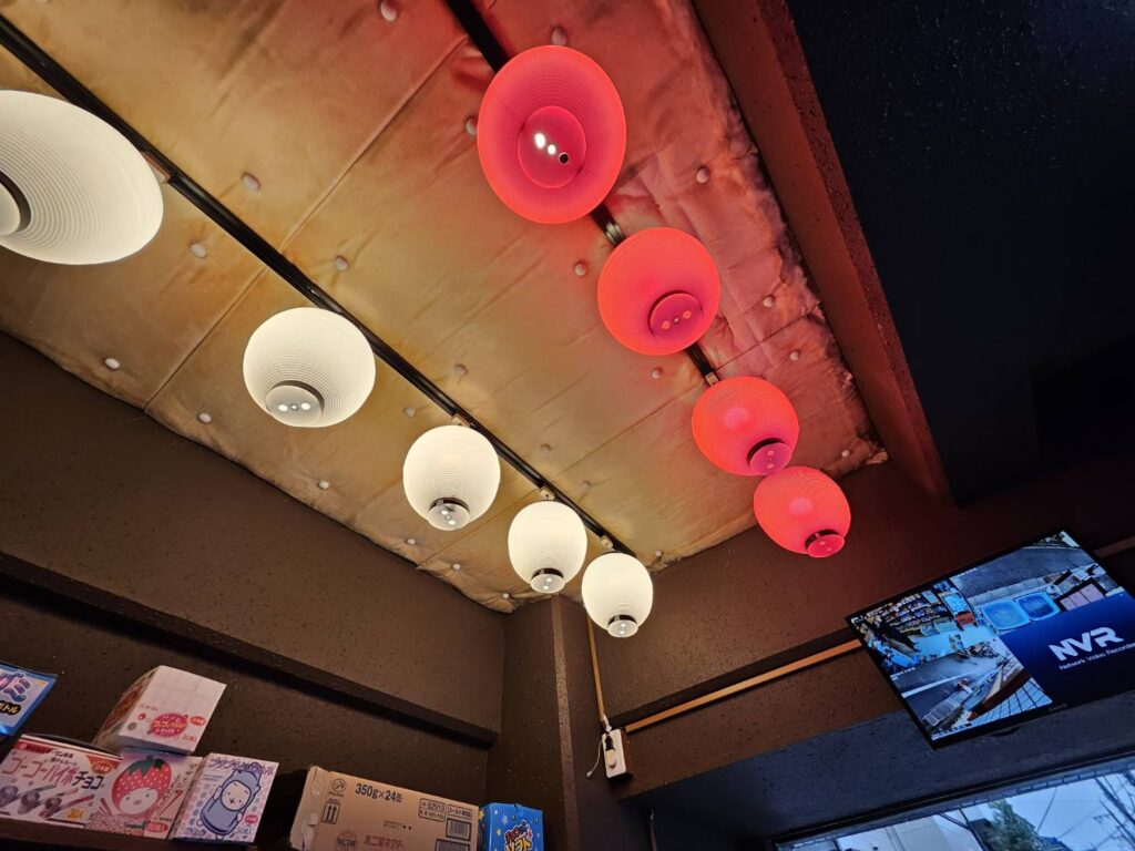 天井に付けられた提灯型の照明